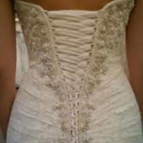 Sz 6 strapless wedding dress. Never worn! Still has the tags on it! - Picture 2 of 8